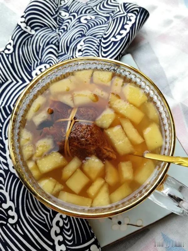 冬日生活真的太有氛围感了！早上7点，裹着毛绒睡衣煮上一壶陈皮苹果茶，看着窗台冰花