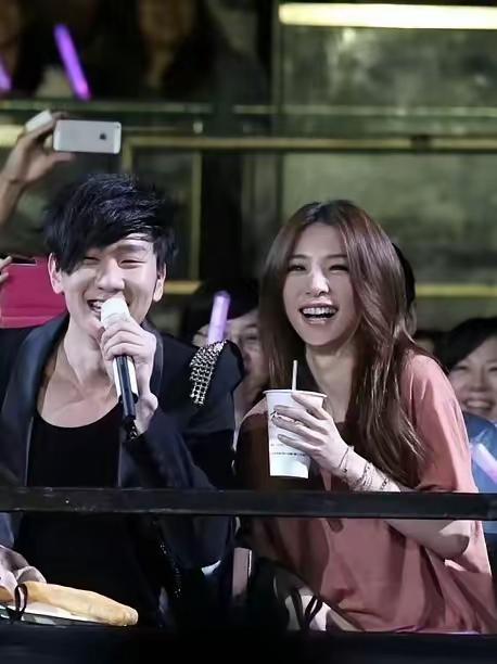 林俊杰苦尽甘来。追田馥甄10年未果，最后找了一个小20岁的菀菀类卿。感情这事真是