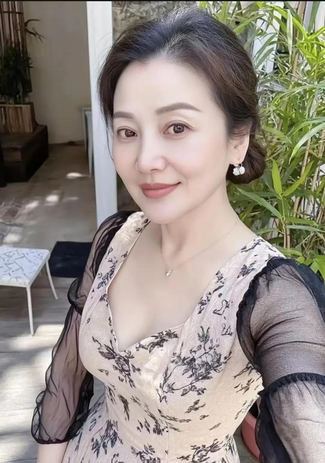 50岁张姐，离异多年，
想找个老公，二婚的都行，
没有特别的条件，就要35万彩礼