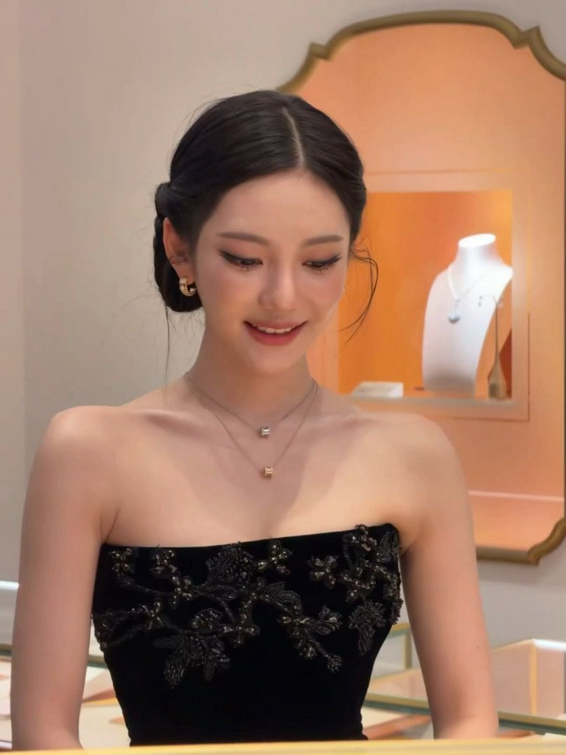 宁艺卓穿了高定作为唯一演绎Elie Saab 2025秋冬高定的00后艺人，她将