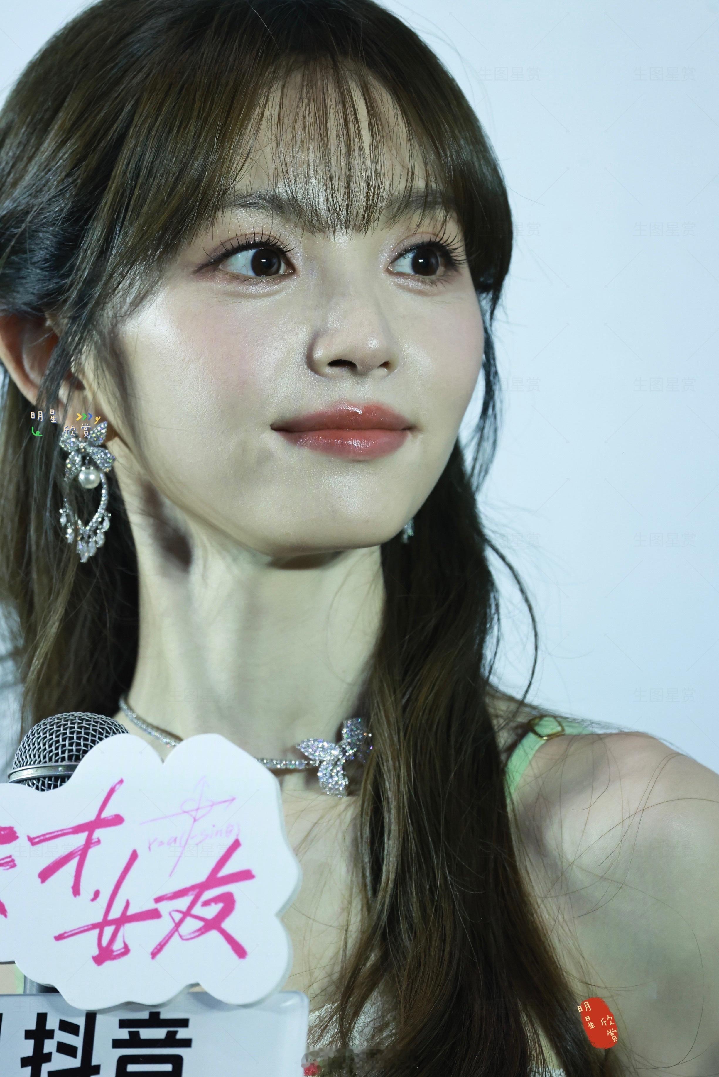 田曦薇天才女友 追剧团两套look特别美萌的林知夏田曦薇林知夏田曦薇怼脸拍