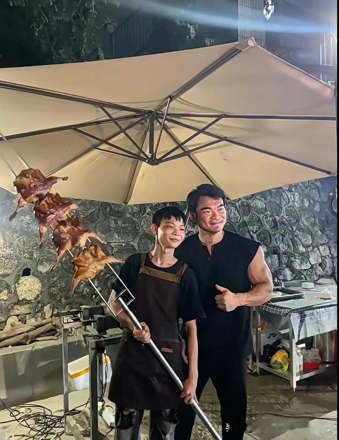 堪称史上最短命网红！烤鸡少年这波，妥妥栽进了一场阳谋里。

举报者的目的，明眼人