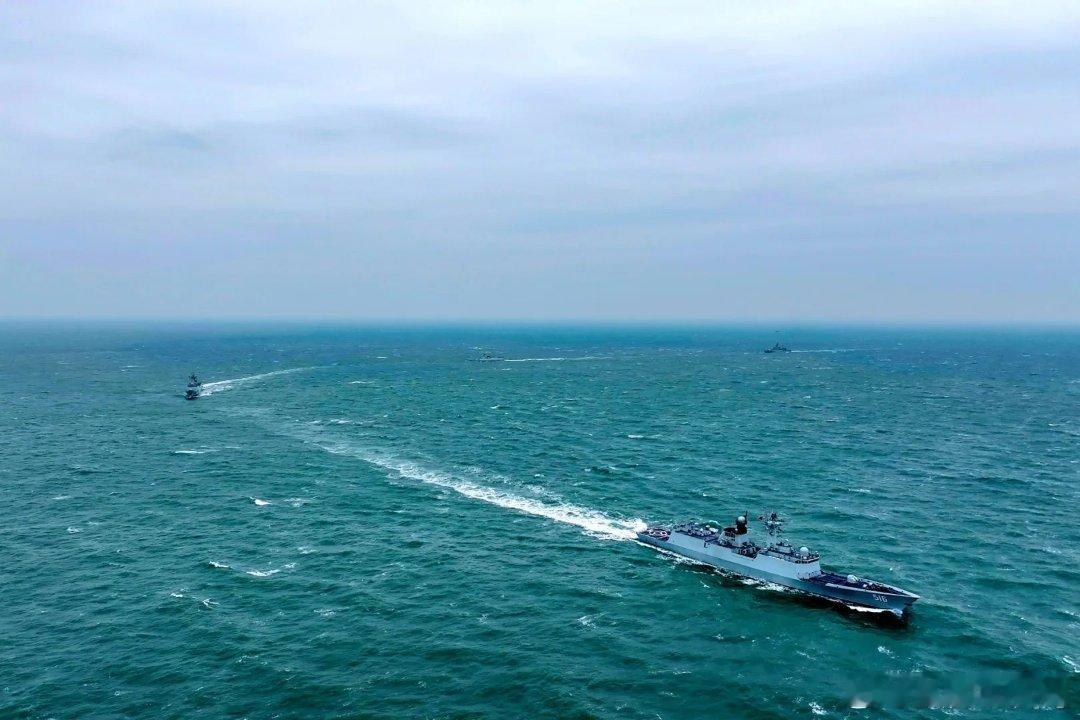 东部战区海军某护卫舰支队多艘舰艇组成编队奔赴东海某海域开展跨昼夜、多课目实战化训