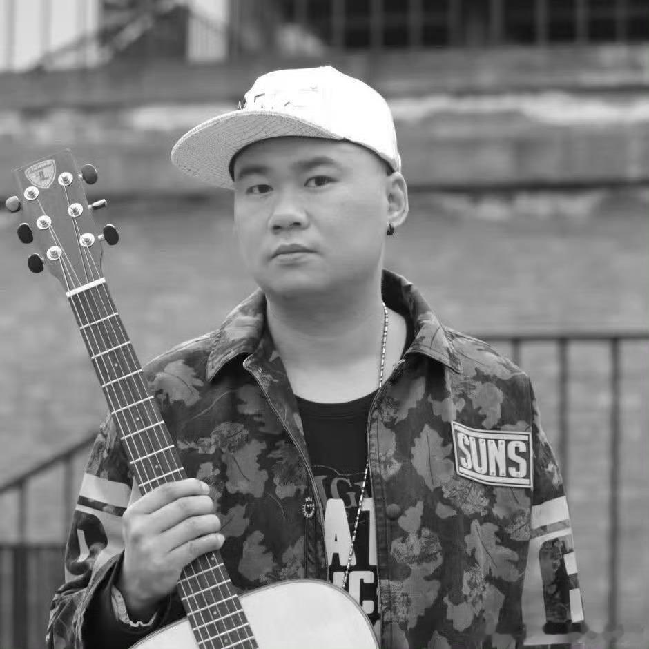 歌手苟伟去世天妒英才啊！不知道到底什么原因？没记错的话，那首《北斗星的爱》应该是