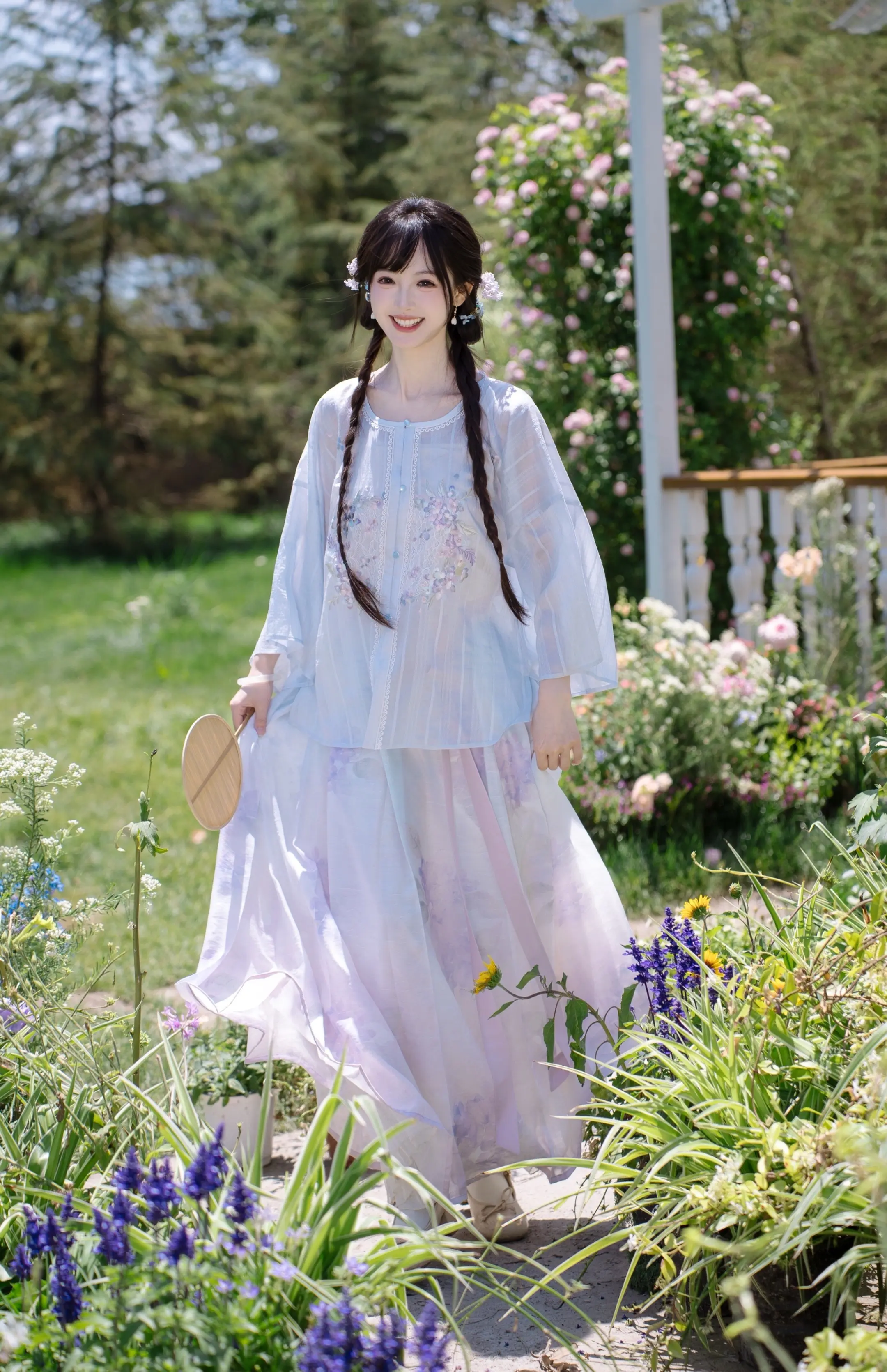让我们在夏天生长，在夏天里做梦，祝我们夏天快乐。