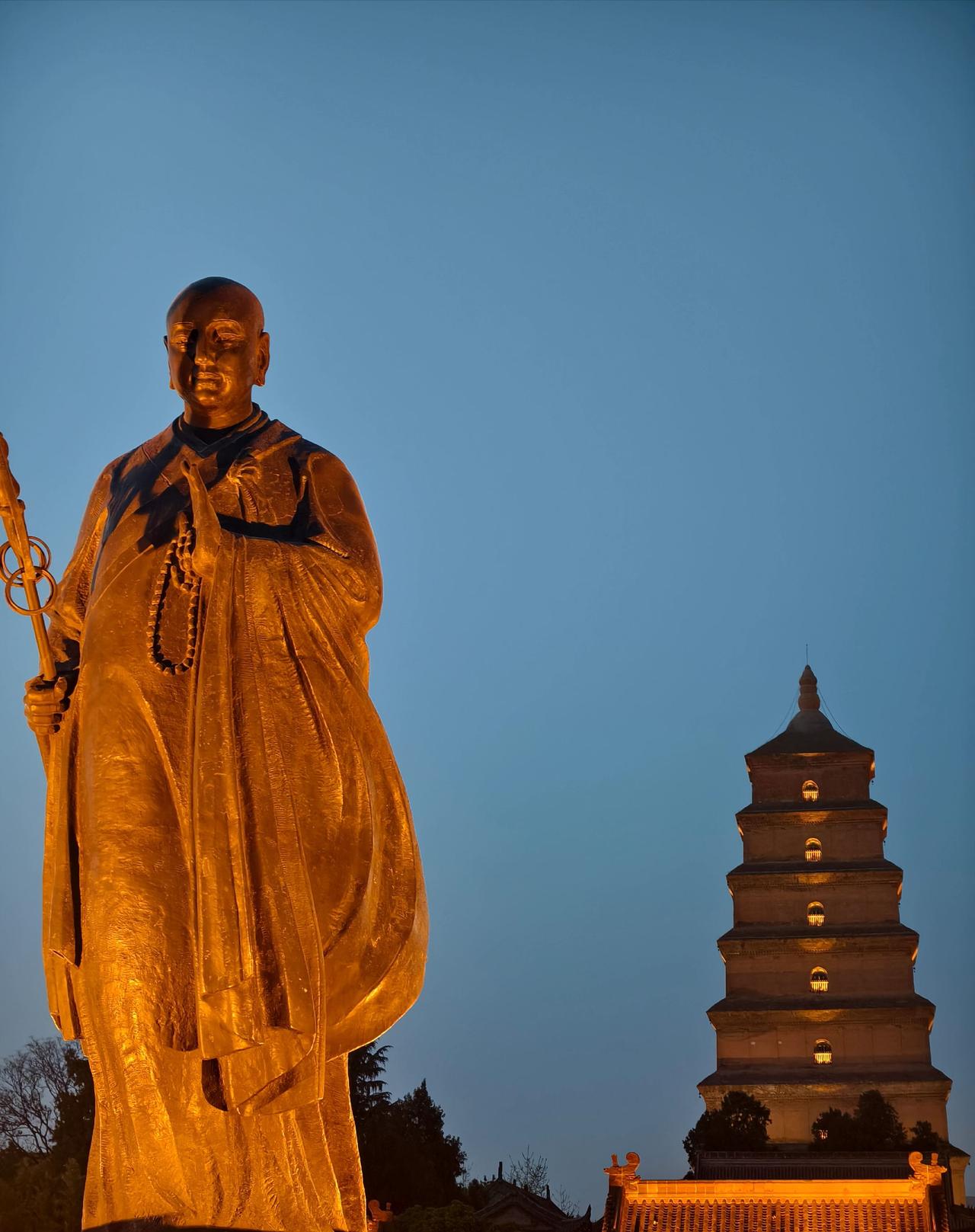 📍XI AN 西安
吹了明城墙的风，看了不夜城的灯。
吃不完的碳水，看不完的历