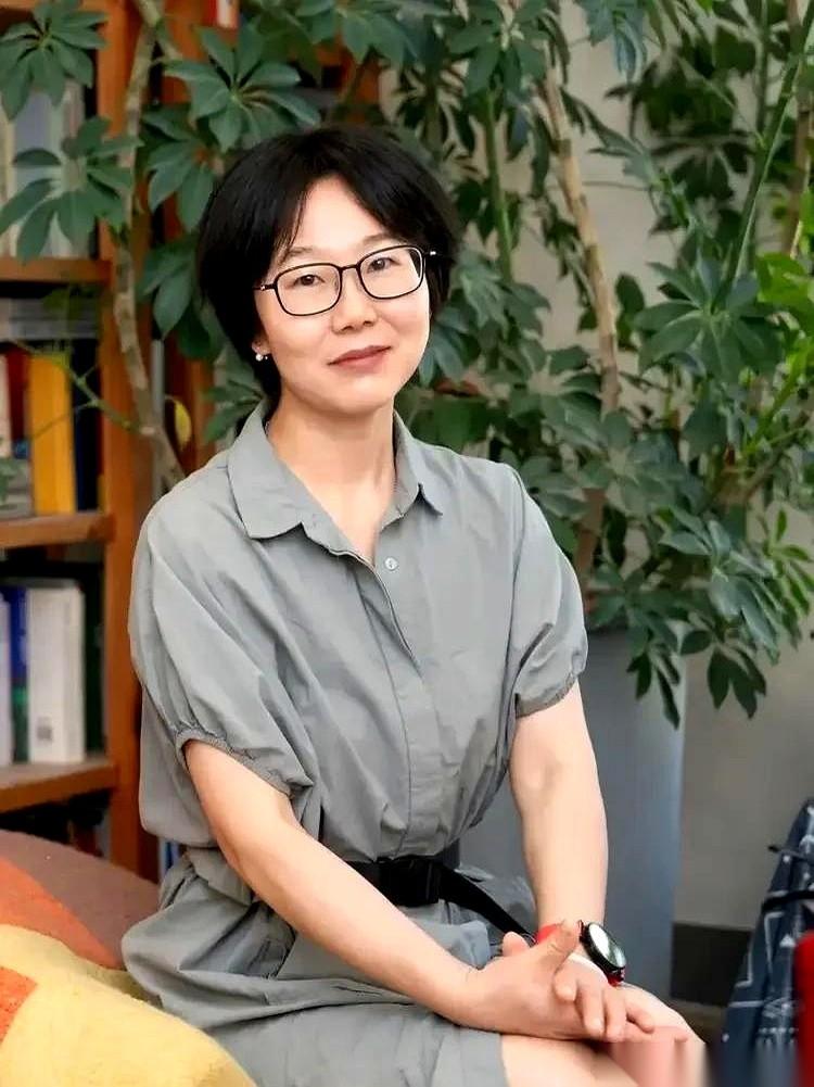 47岁，高中辍学，不婚不育，跟亲妈十年未见。这个在世俗眼里“把日子过得稀碎”的女