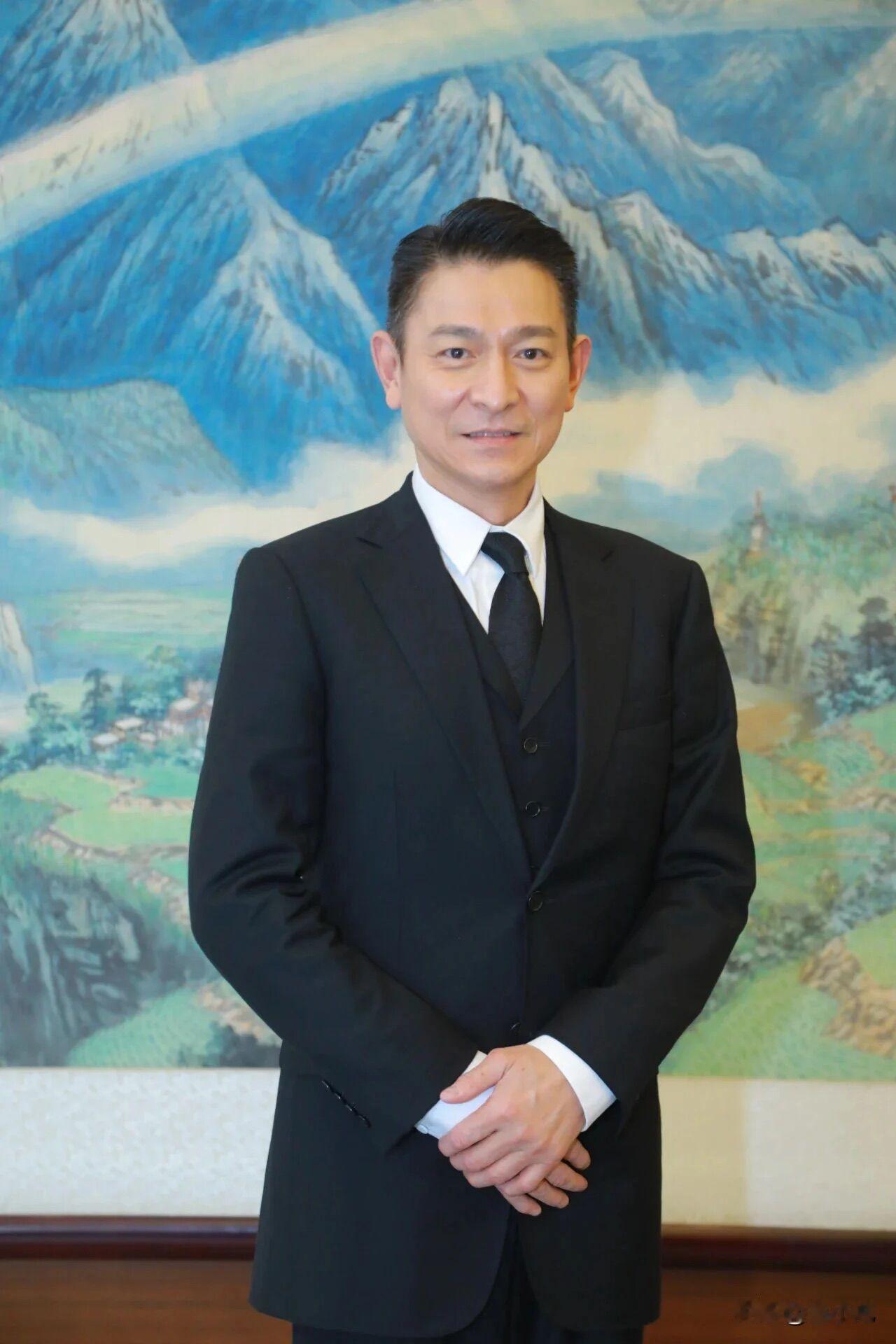 恭喜刘生！升级成功，有一个稳定的工作头衔了——中国电影家协会副主席。
刘德华接过