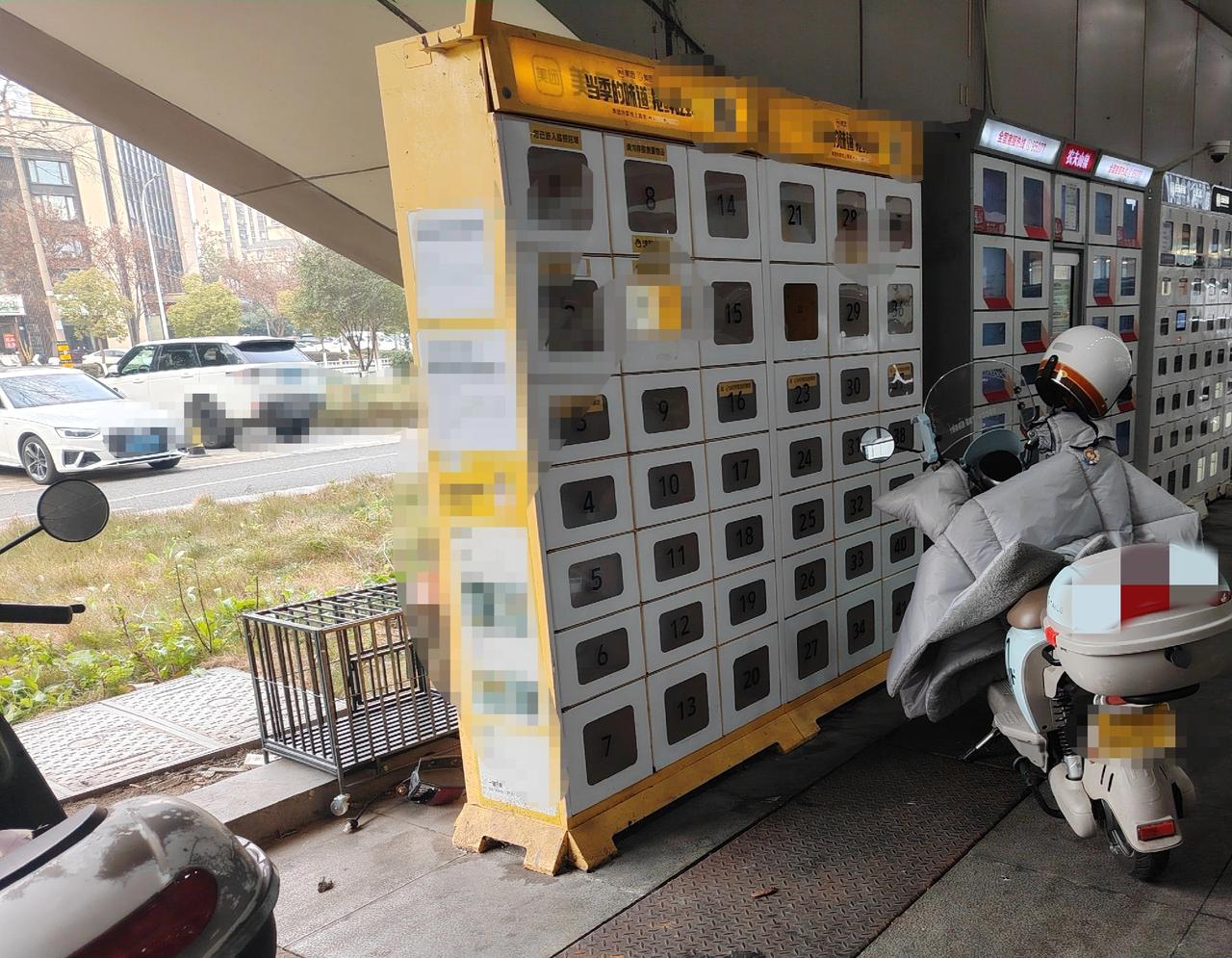 看到这辆电瓶车，我算是明白了，有时候乱停车，也是图方便造成了。旁边就有空位置可以