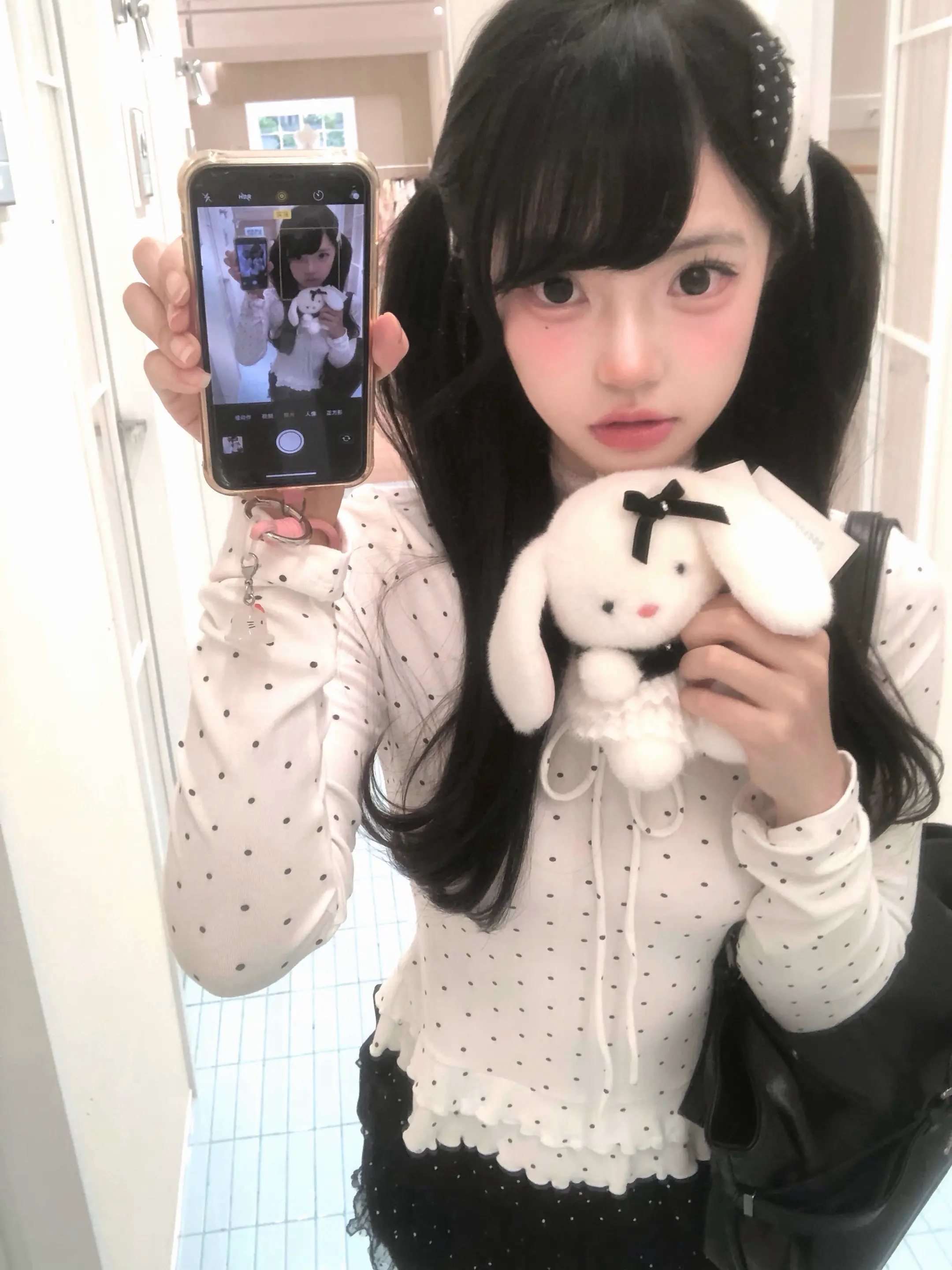 图中有两只小兔🐰🖤。喜欢波点⚪️⚫️和好闺闺逛街去啦