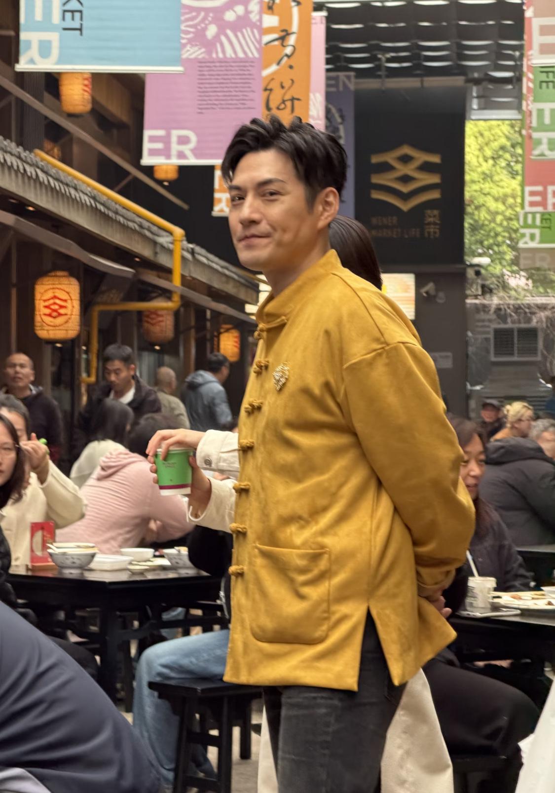 纪凌尘吐槽严屹宽：宣称自己哪天皮囊被毁，就是真正成就大业之时。

纪凌尘说帅哥就