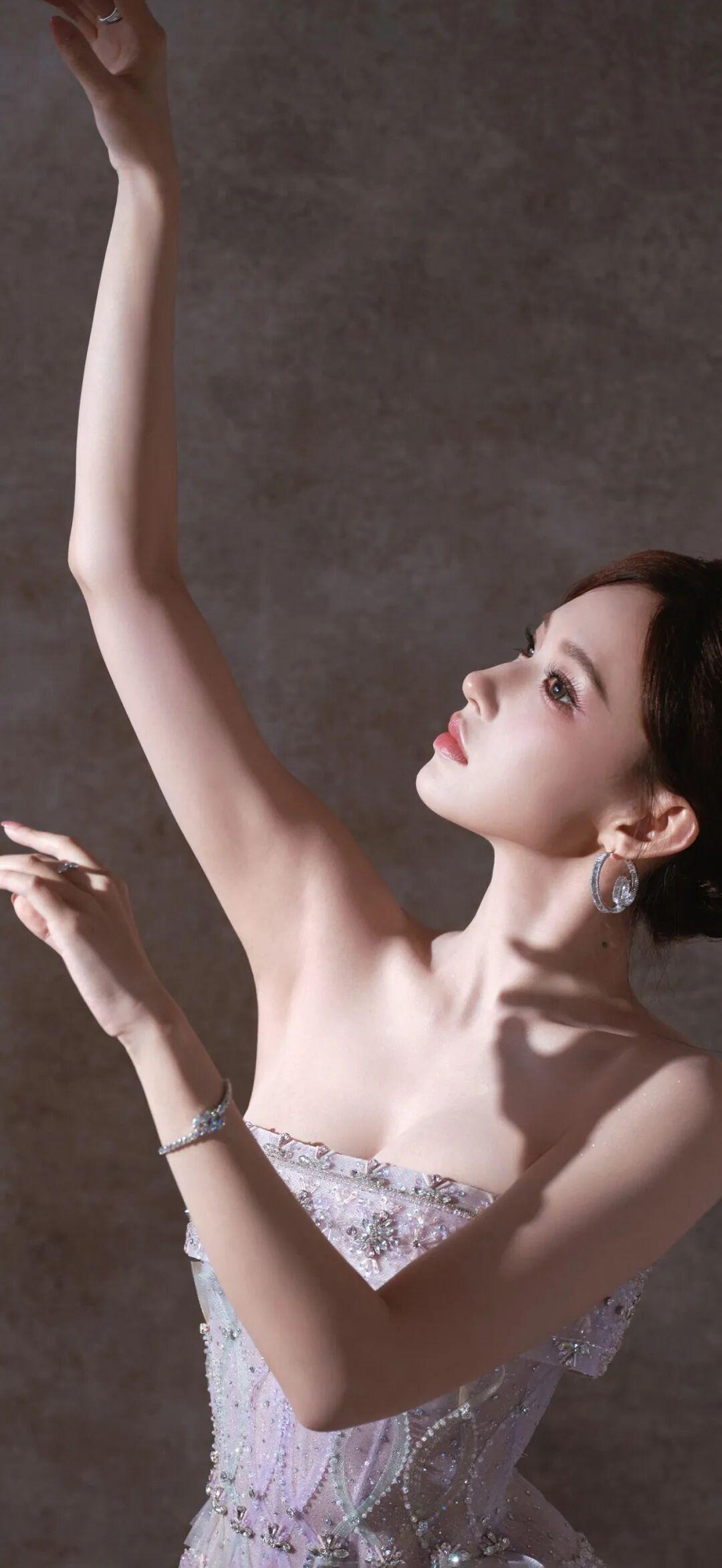 程潇壁纸 当芭蕾遇上紫纱碎钻，一场浪漫的梦境就此开启。
 点击喜欢的图片，会显示