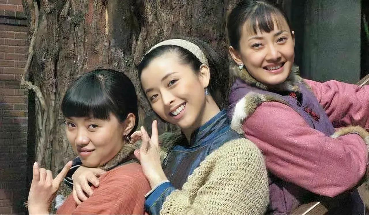 这是那部电视剧的剧照，三位美女同框，牛莉竟然是最老最普通的那一个[捂脸]