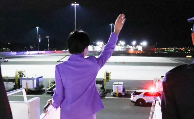 没有红地毯，日本心寒，有点失望  
当地时间9月22日，日本首相高市早苗顺利抵达