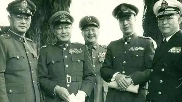 晚年粟裕跟身边人闲聊，回顾起那些年在华东战场上的对手，点过几个名字。薛岳？长沙城