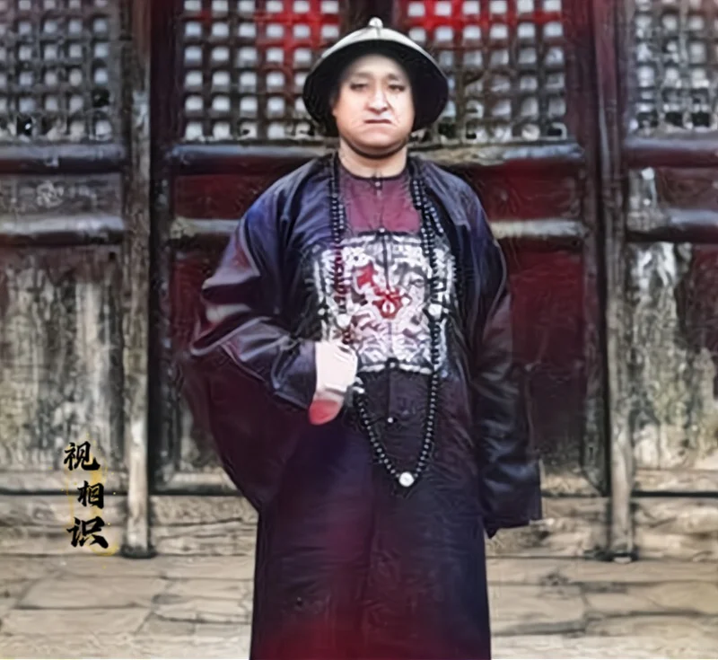 晚清时期，孔令贻身穿朝服的老照片，他既是孔子的第七十六代嫡孙，也是封建王朝的最后...