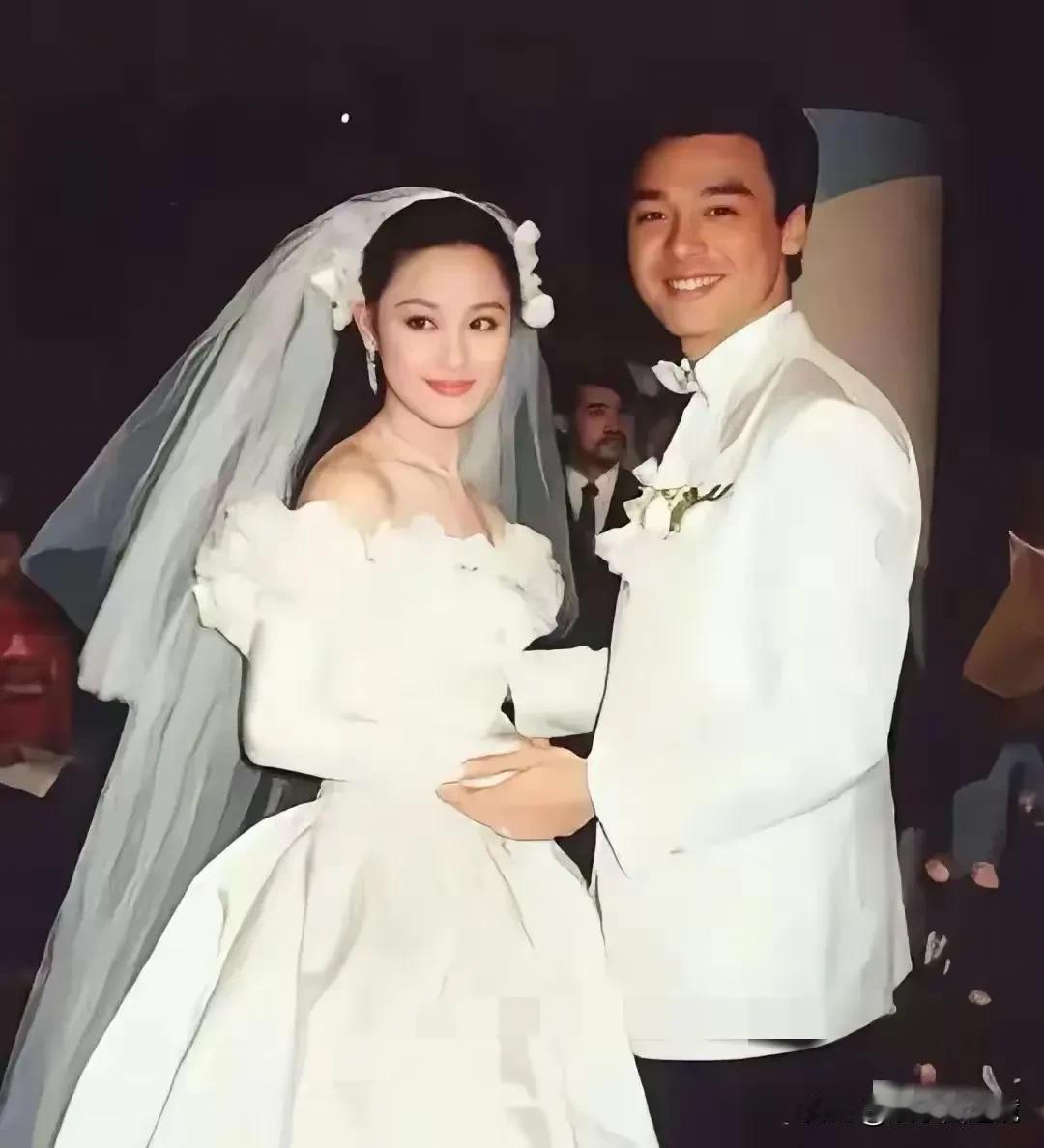 1988年，钟镇涛和章小蕙结婚的情景，章小蕙穿着白色的婚纱，钟镇涛穿着白色的礼服