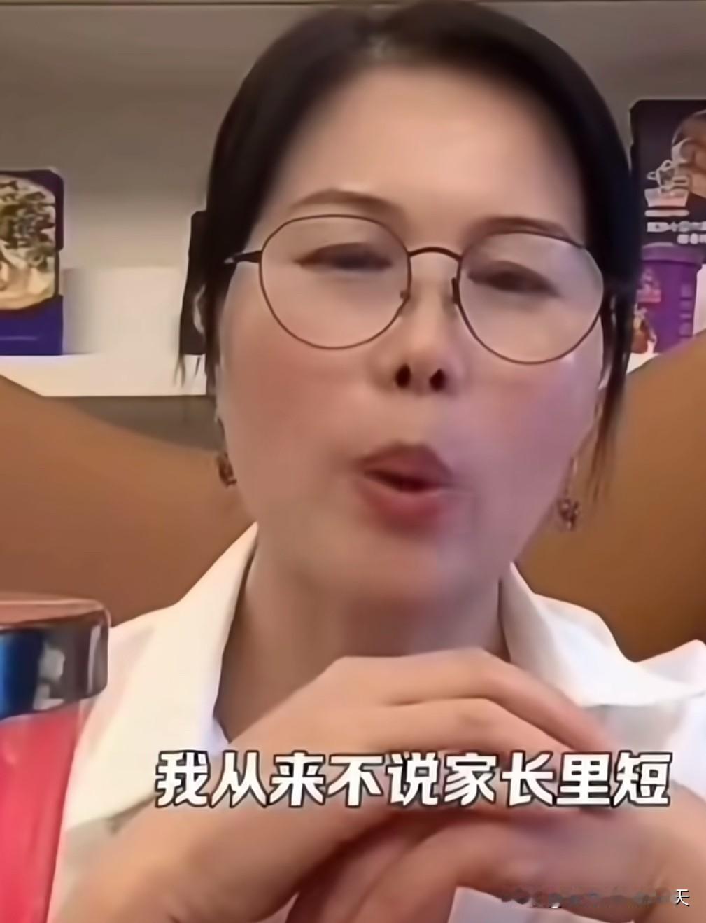 小杨阿姨今天开播了，她说：等孩子暑假过完，等他们开学了，我就回老家！
这话一说，
