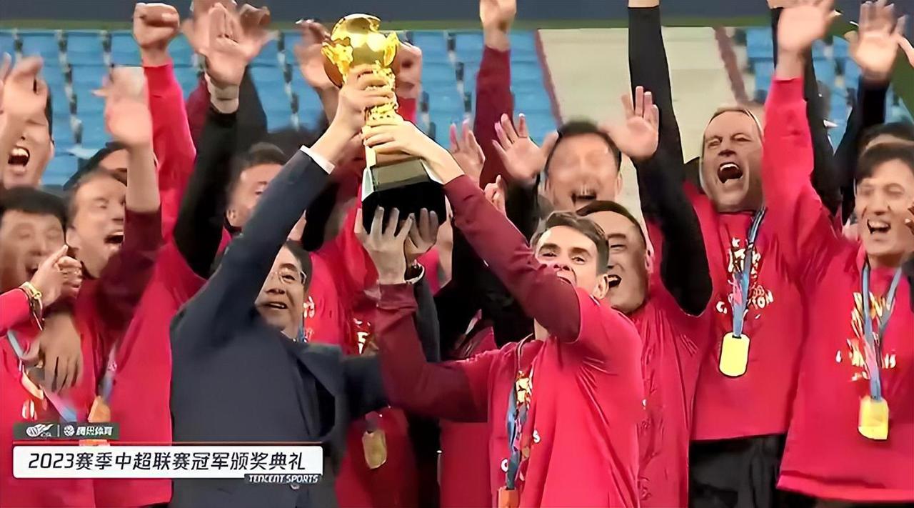 中超冠军的傲慢？尬：武汉三镇向海港发夺冠贺电，却疑似遭到冷落
上海海港在实现队史