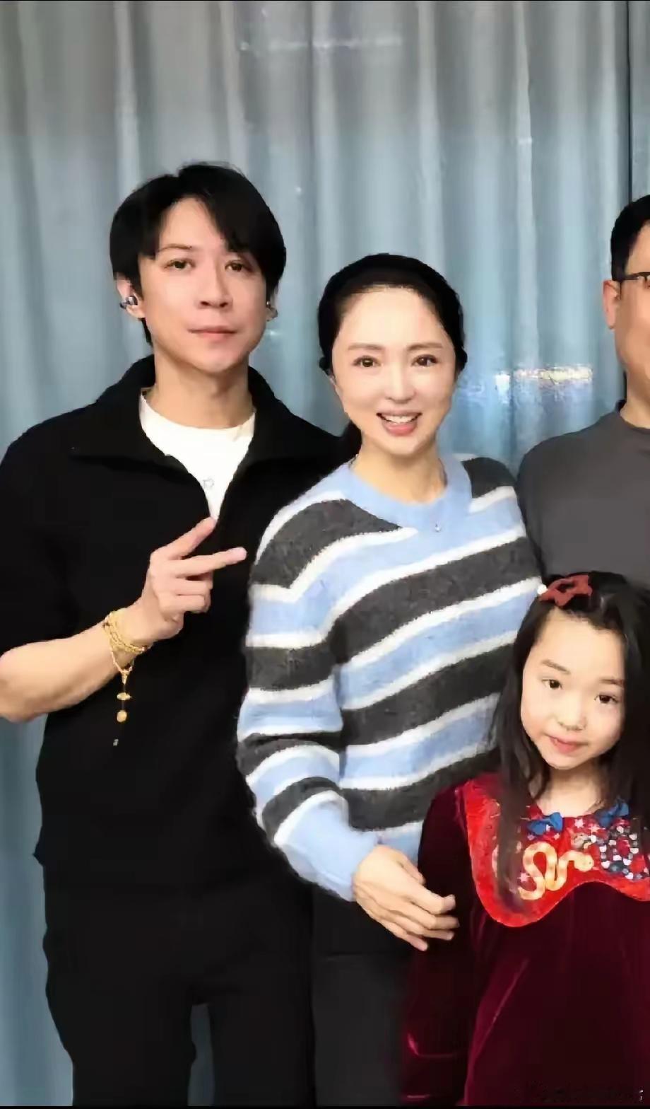 这么一看，董璇和现任老公还真有几分夫妻相！难道这就是天生的缘分嘛！没错，婚礼婚后