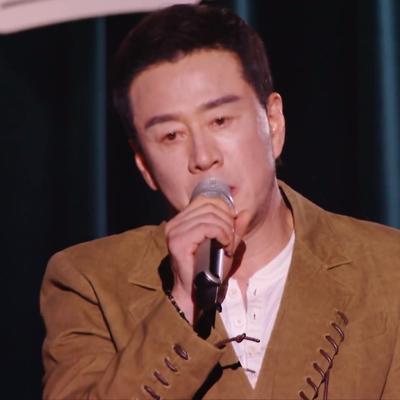 杨坤得知自己被淘汰后，眼眶瞬间红了，眼泪在眼睛里打转，杨坤一开口声音带着哭腔，杨