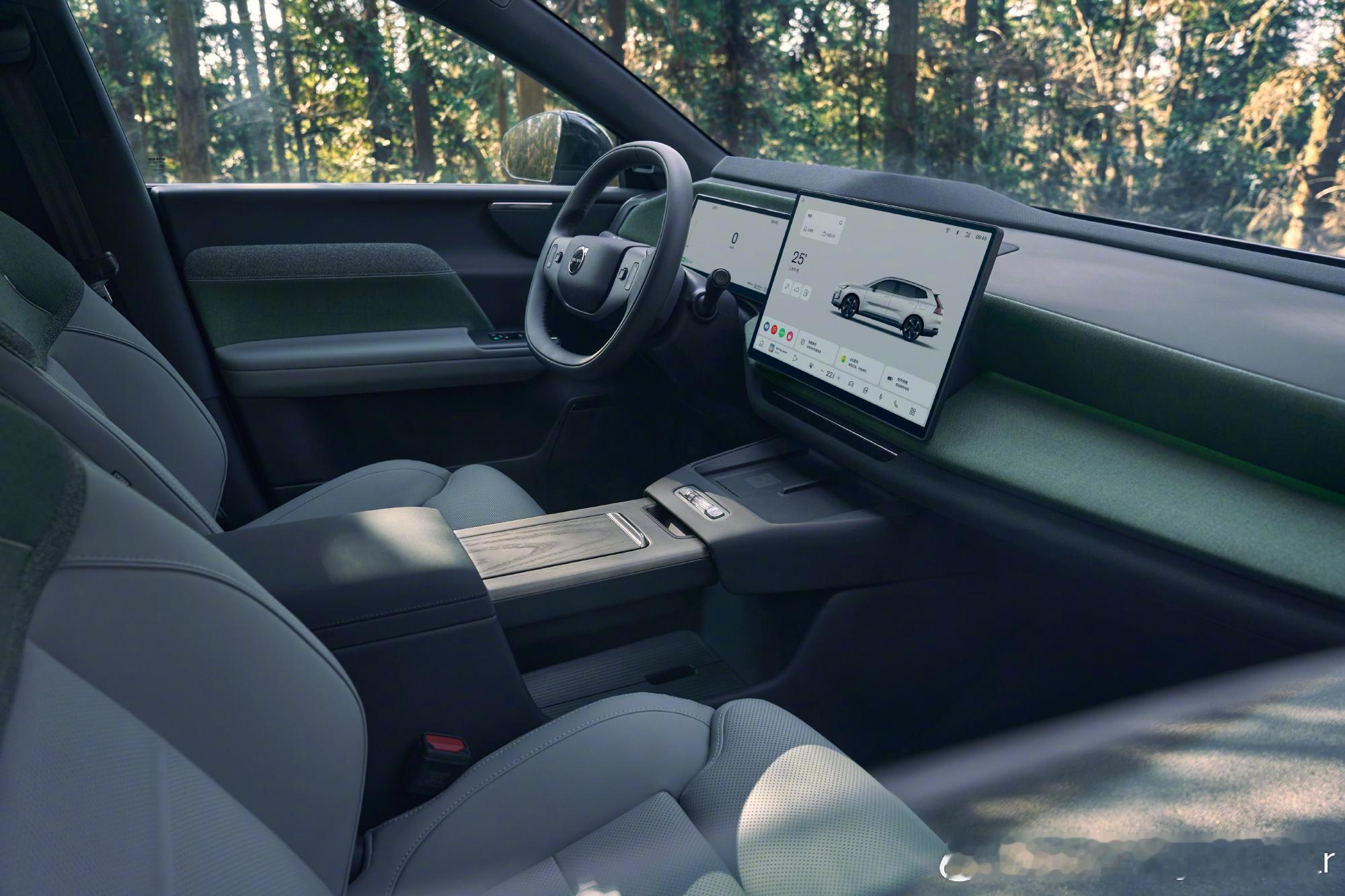 最近车企都在为自身产品打安全牌。说到安全显然离不开沃尔沃，现在沃尔沃99周年了，