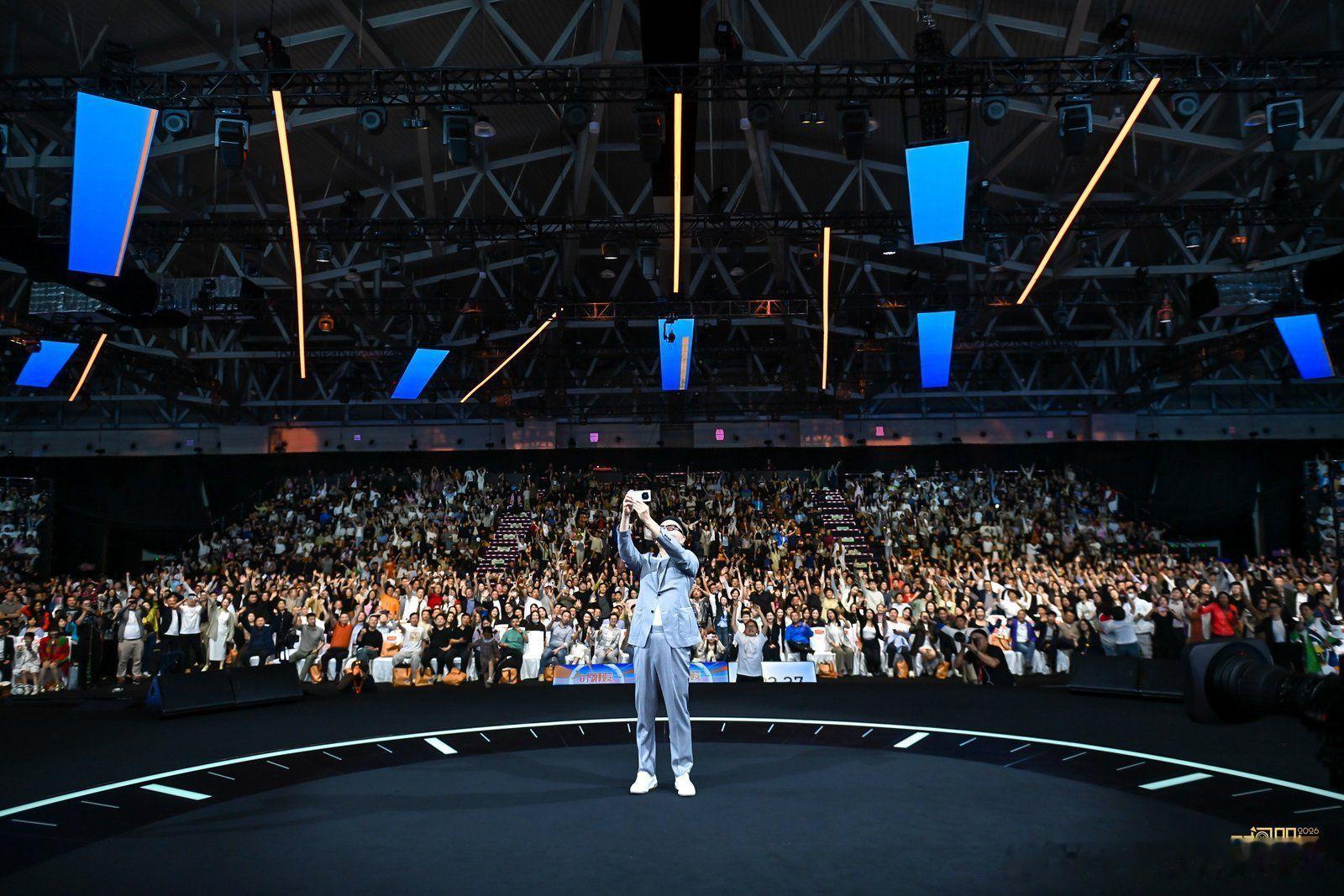 罗振宇新年大合照没迟必到本二旬老人跨年就爱蹲这类有温度的演讲，老罗今年就很懂，不