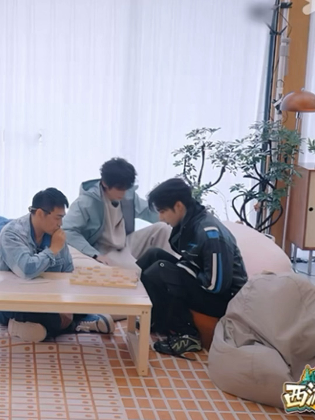 陪着老公和别人下象棋，离开还要告诉老公一声“我去看看那边怎么了”，刘要闻知道颂雅