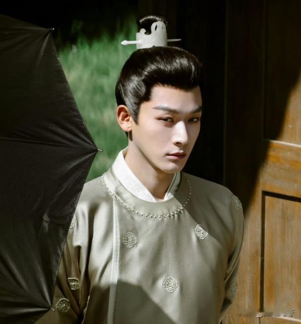 先是张晚意，后是曹骏，当代观众的审美终于恢复正常了。