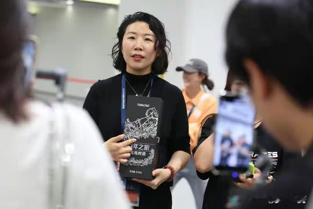 叶博亚暴力犯规被禁赛四场，对海牛的保级大业形成致命威胁，俱乐部副总希望在这个艰难