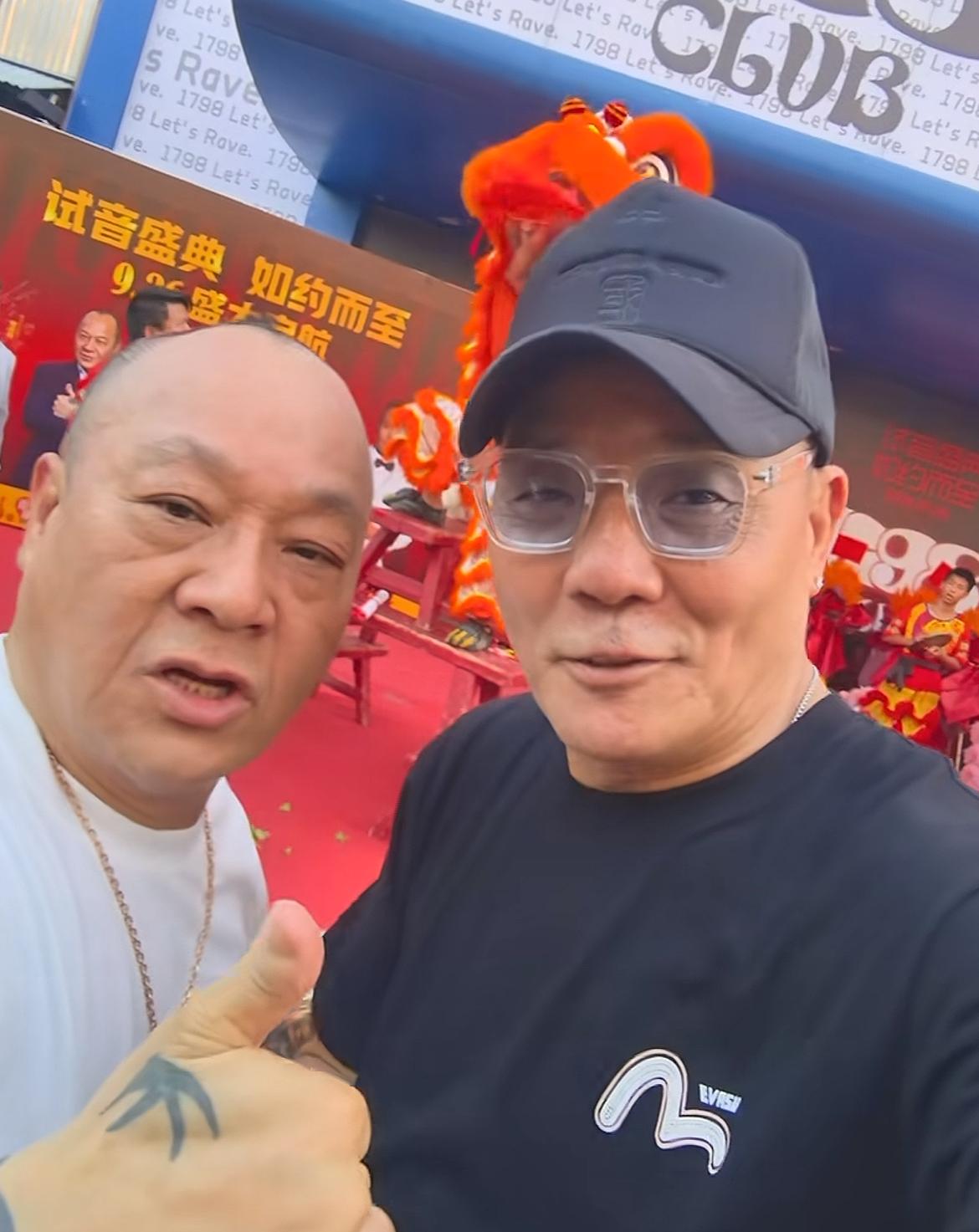 周星驰电影配角程东（65岁）中山开酒吧！
现场多位知名艺人支持，吴志雄亲自为其打