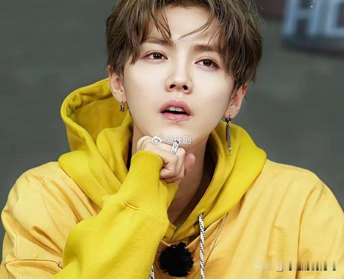 鹿晗商务归零？与关晓彤资源差距引热议！曾经顶流鹿晗，如今被曝陷入“三无”窘境：无