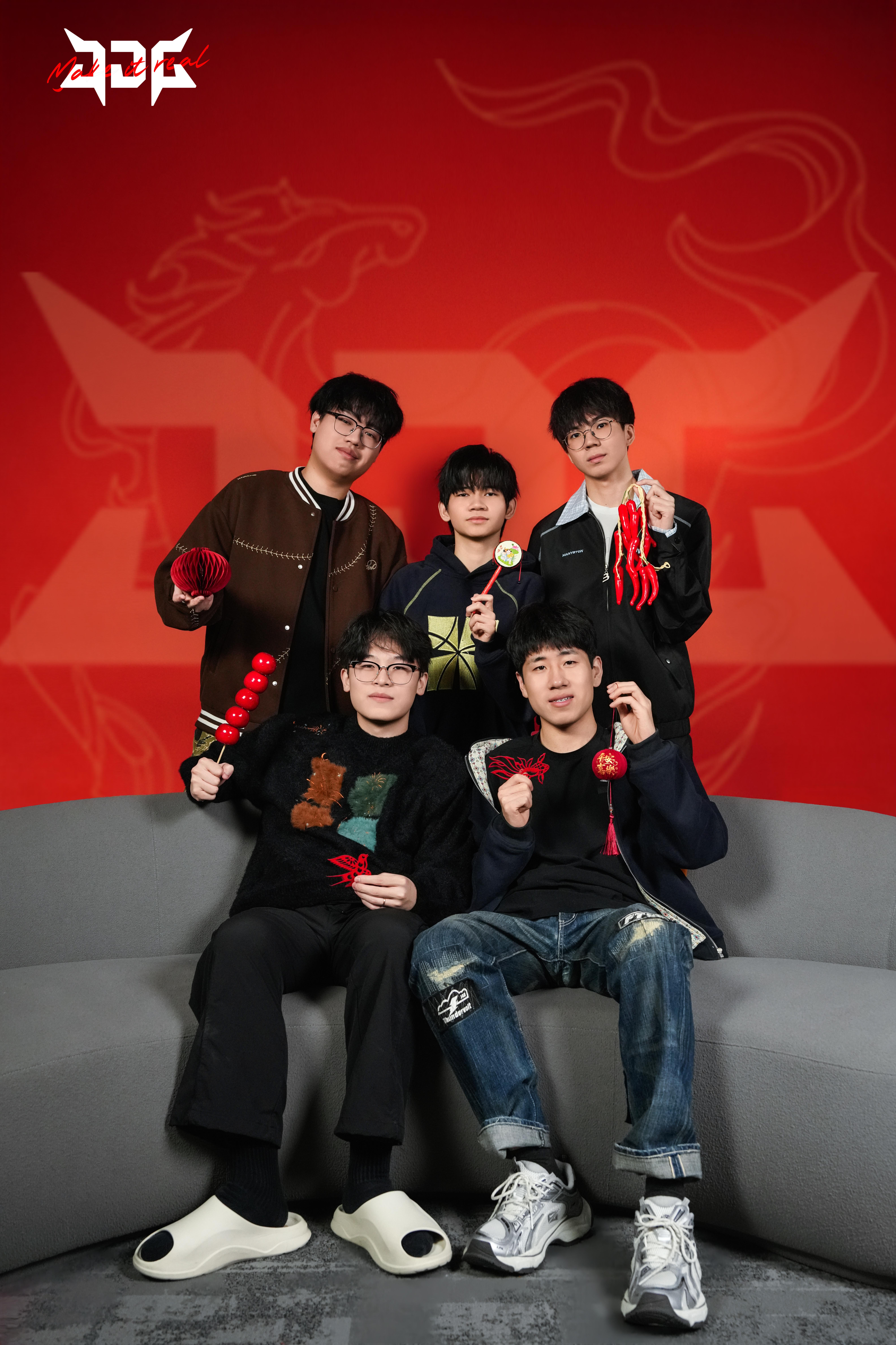 JDG分享队员新年合照并配文： 马跃新程，同心公征