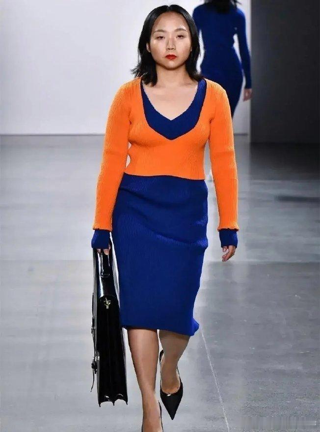 辣目洋子的身高只有162cm，但却穿出了超模的气场，穿针织衫走秀太霸气！ 