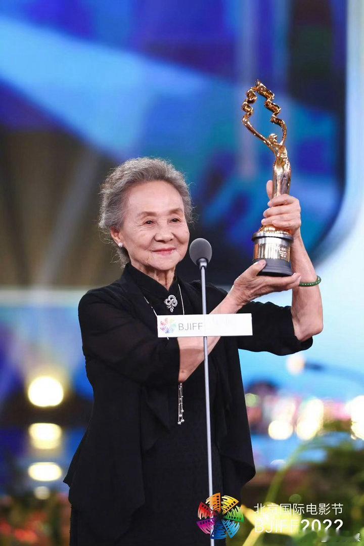 北影节封神名场面盘点 历届影帝影后站在领奖台上时，有人把奖杯举过头顶，有人低头亲