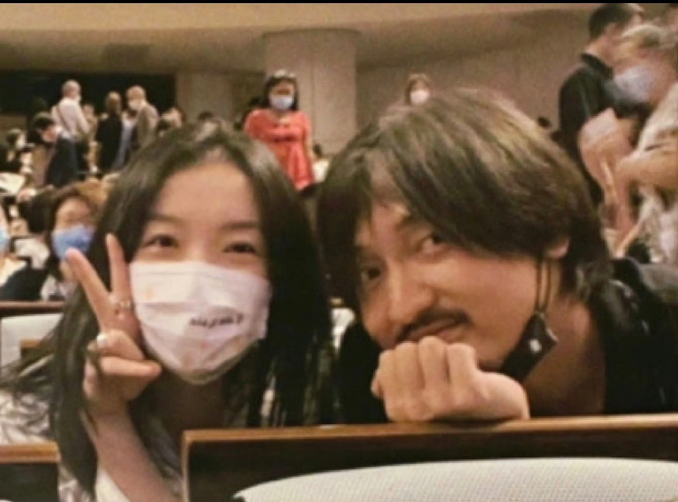 王传君齐溪带孩子出游 三亚偶遇了齐溪王传君带孩子出去玩夫妻俩低调又接地气，全程温