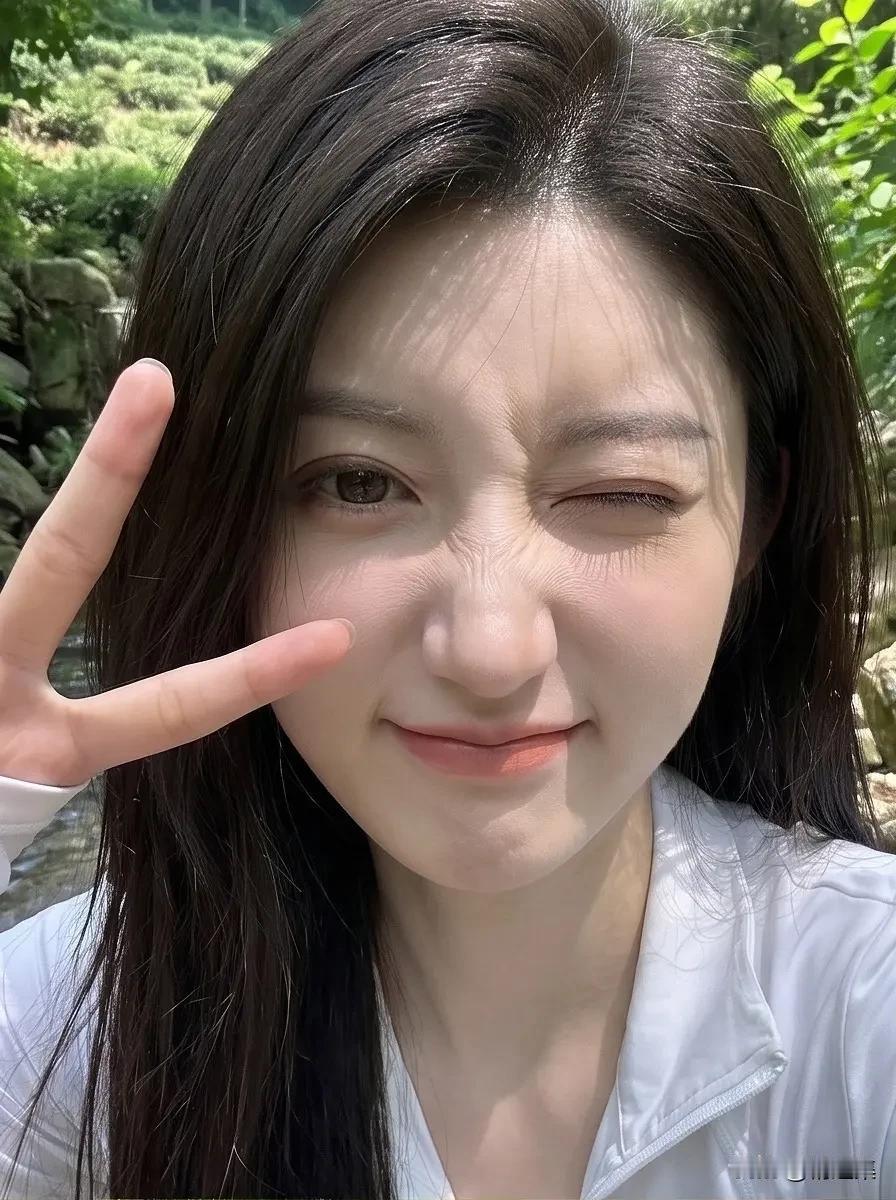 阳光下的微笑，自然又自信！🌞😊