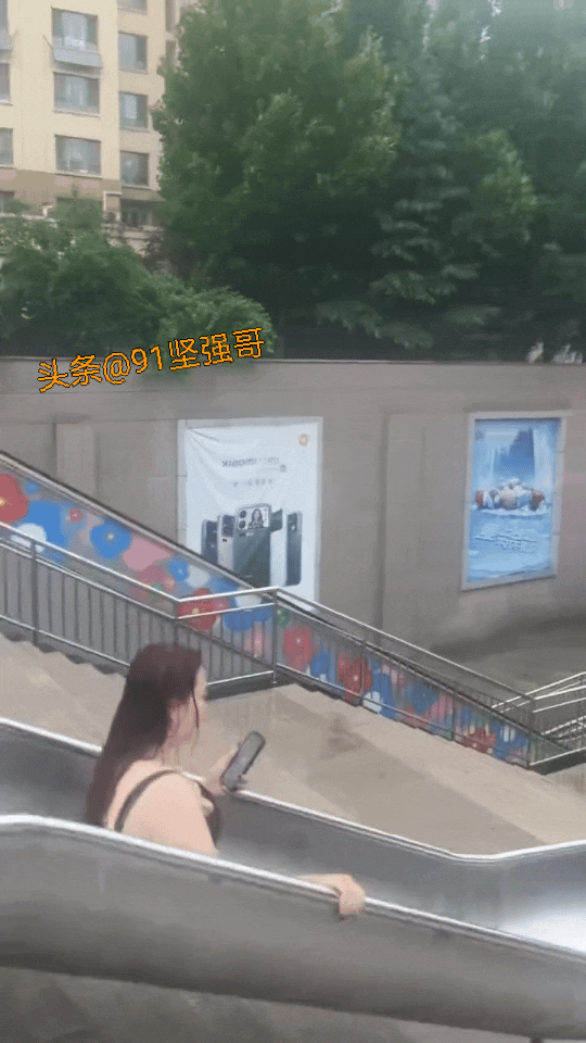 童心未泯玩滑梯，摔了个屁股墩