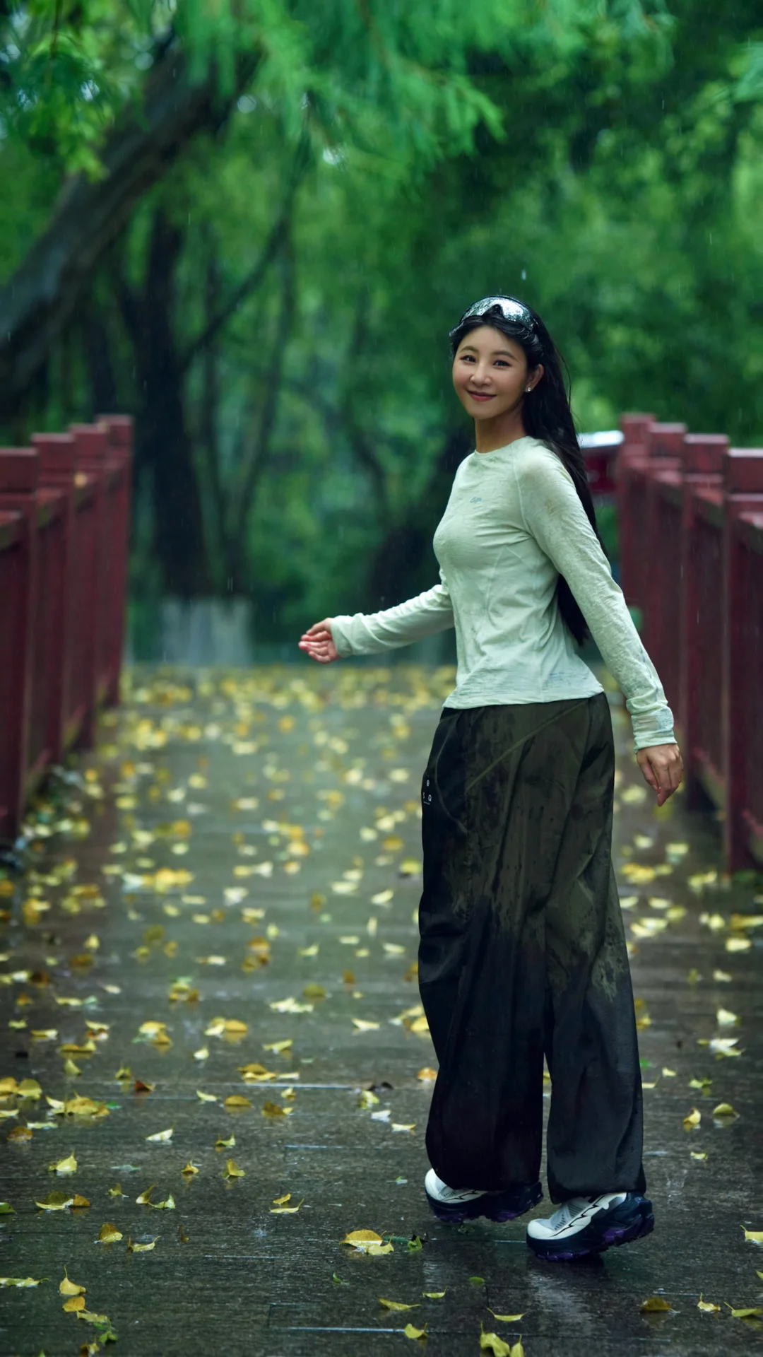 把烦恼丢进湿漉漉的山林里