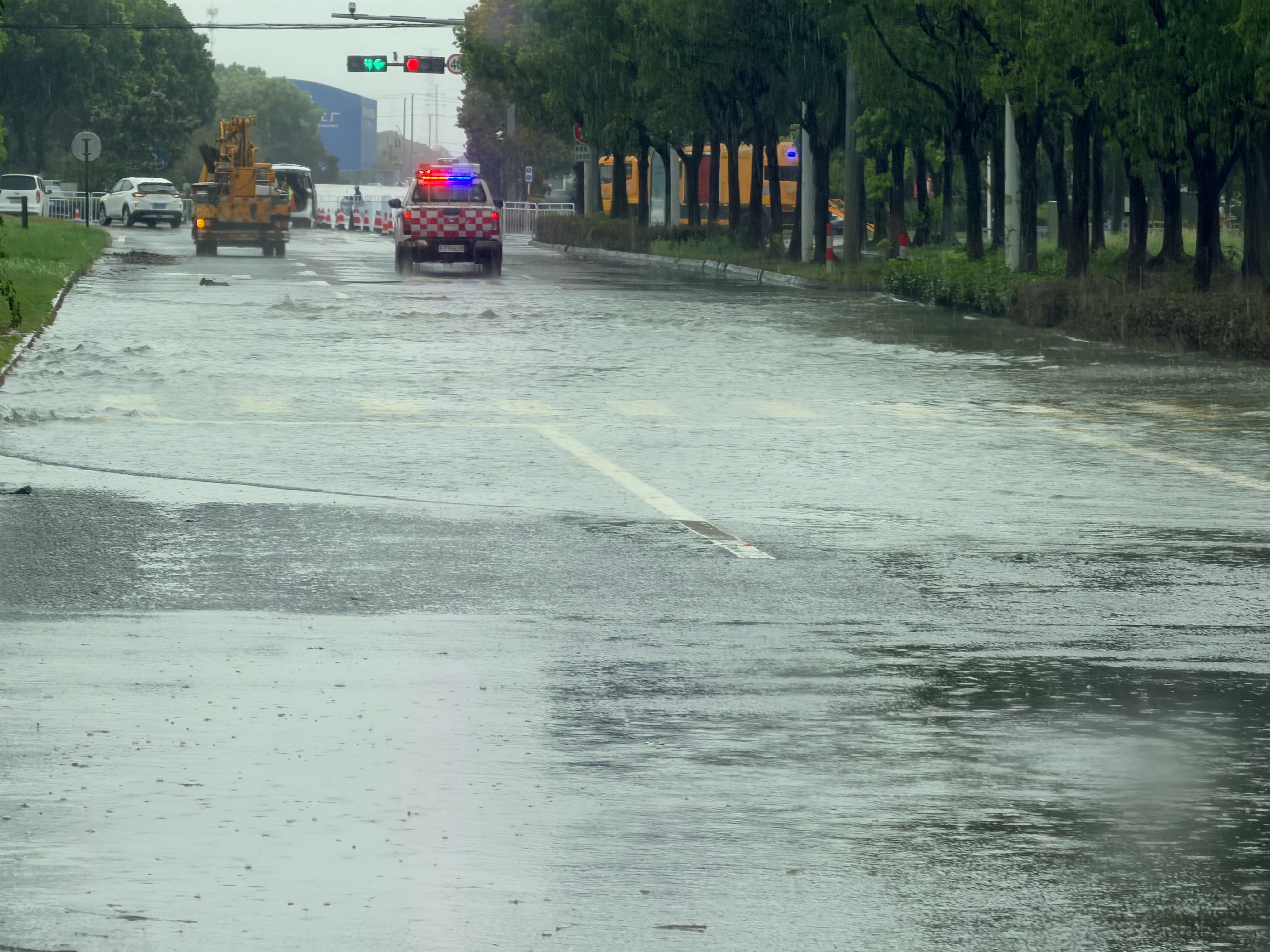苏州大雨路被淹了台风白海豚或给上海带来龙卷风