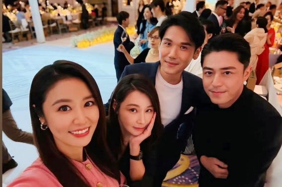 49岁林心如和老公霍建华一起参加婚礼晚宴，夫妻俩打扮得光鲜亮丽，状态非常好！霍建