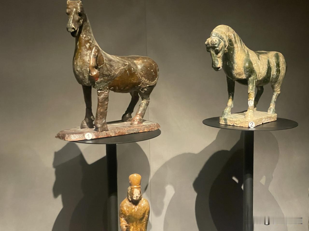 从图中人物的造型、面貌以及服装来看，明显具有胡人的特点。
这也印证了大同作为北魏