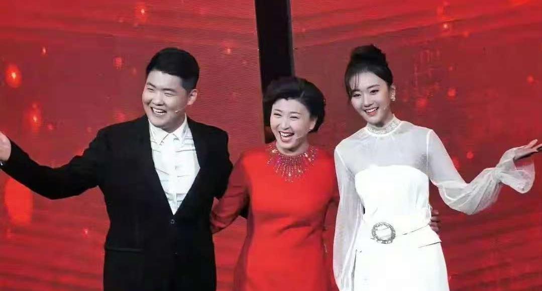 该，活该。
老艺术家缺“德”，闫学晶塌房了，账号禁止关注，合作商家解约。
202