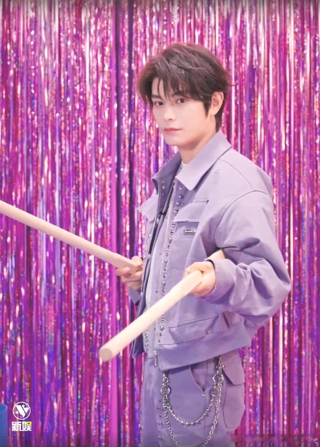 丁禹兮紫色夹克丁禹兮筷子夹抱枕丁禹兮直播今日份丁禹兮一身紫色夹克牛仔套装，散发香