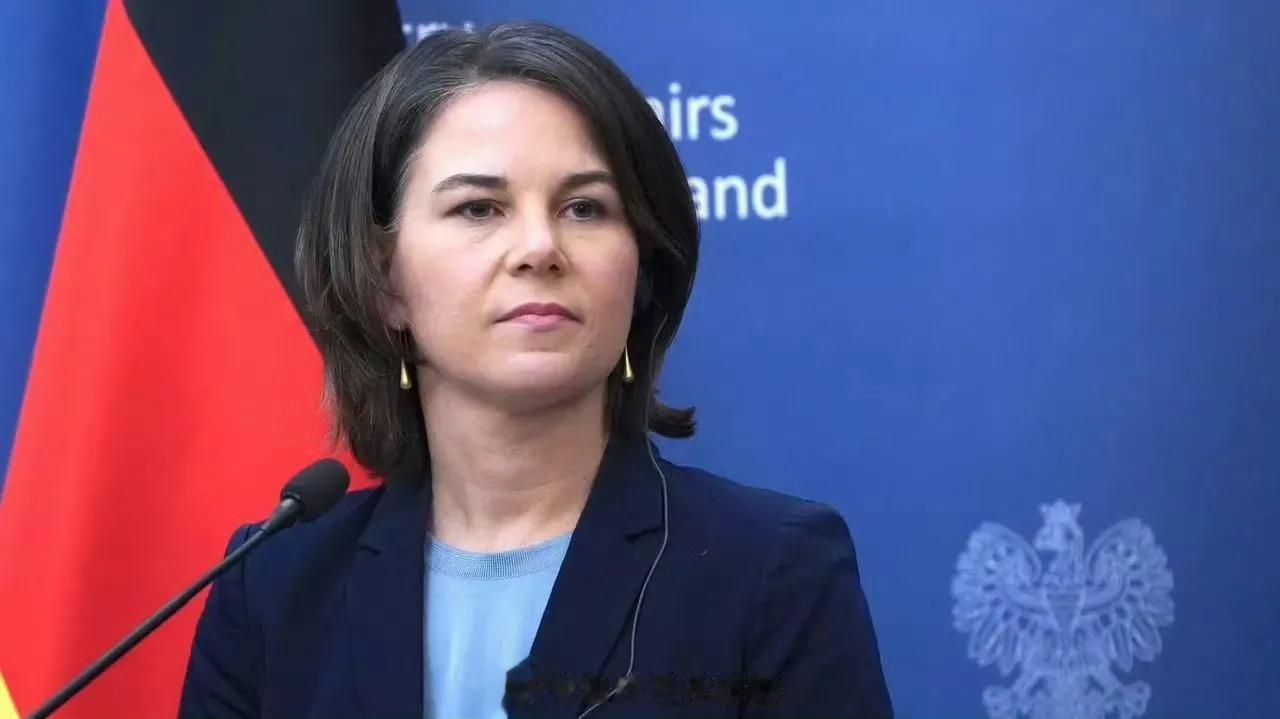 德国外长贝尔伯克发推，她称赞基辛格是影响世界政治的传奇人物，“二战之后他对我们伸