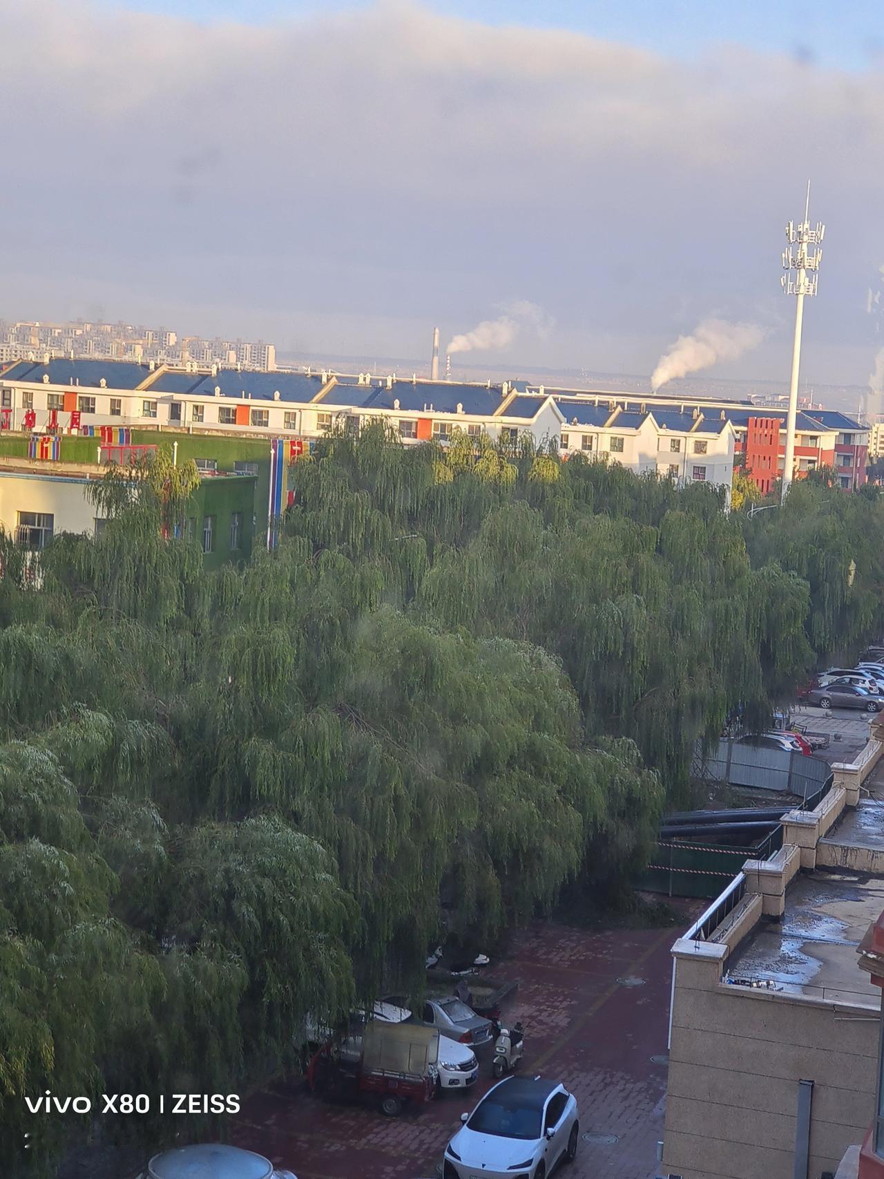 供暖了
烟洞里的烟，家里的暖。昨天下了一场秋雪，温度聚降，从十八九度一下降到了零