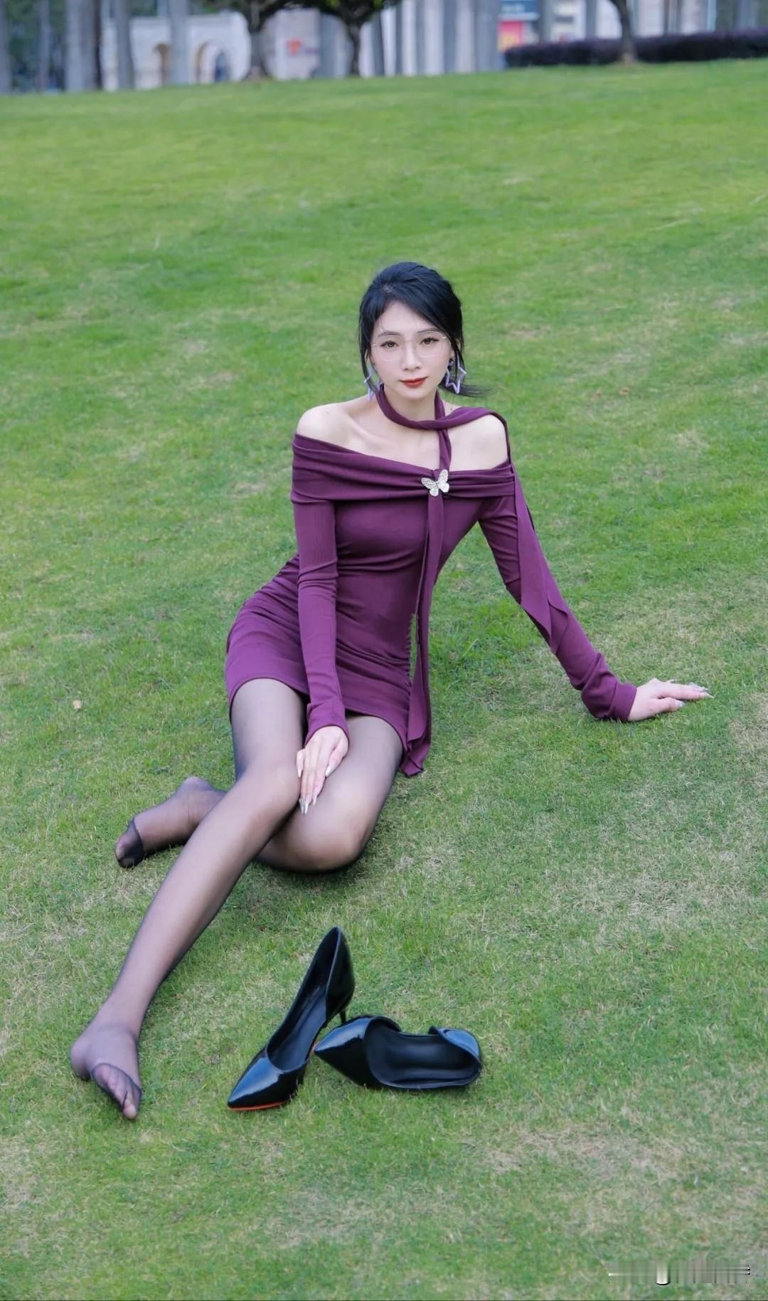 优雅紫裙，绿草如茵，时尚与自然的完美融合！