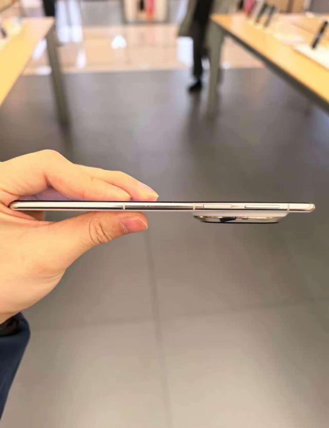 薄，蛮薄的华为Mate70Air真机曝光 ​​​