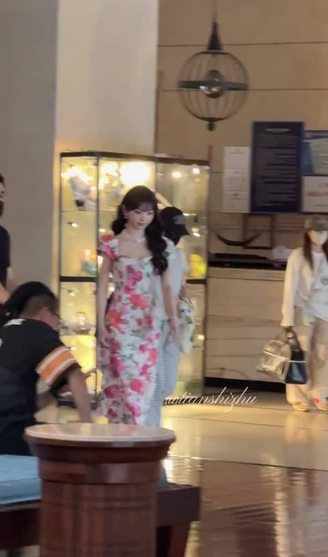 花裙子田曦薇完全是为夏天而生的吧 ​​​