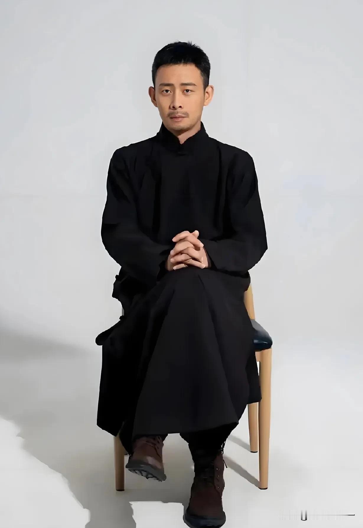 我敢说只要张译不塌房，

他演技模不模式化都已经不重要了，

因为他靠的早已不是
